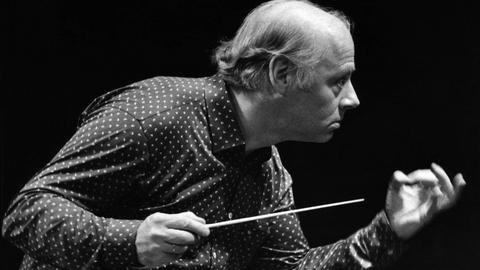 Bernard Haitink Anfang der 1960er Jahre beim Dirigat im Herkulessaal in München, Schwarz-Weiß Foto (WernerxNeumeister)