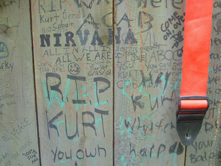 Der Zaun des Hauses von Nirvana-Sänger Kurt Cobain in Seattle ist mit Graffiti seiner Fans bemalt. Der Zaun des Hauses von Nirvana-Sänger Kurt Cobain in Seattle ist mit Graffiti seiner Fans bemalt.