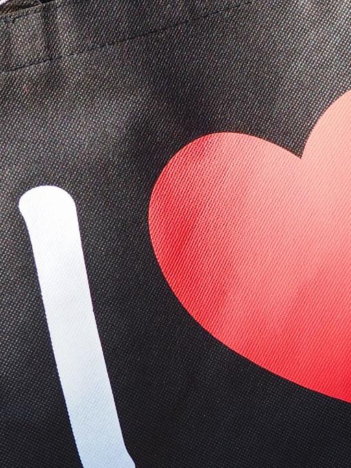 I Herz (für Love oder Liebe) steht auf einer Tasche in einem Souvenirshop