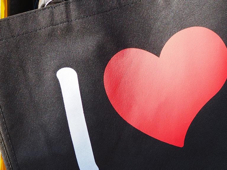 I Herz (für Love oder Liebe) steht auf einer Tasche in einem Souvenirshop