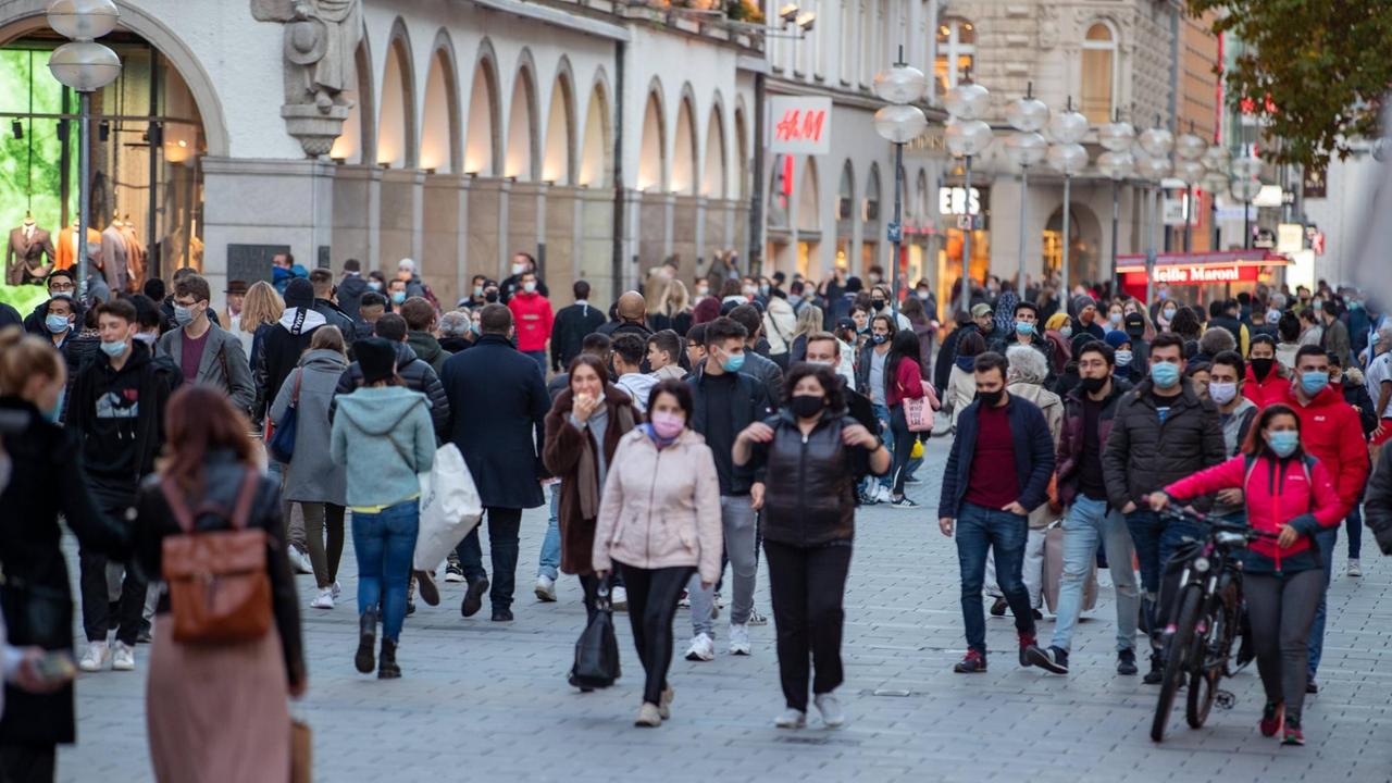 Volle Fußgängerzonen trotz vieler Corona-Neuinfektionen in München. Die meisten Menschen tragen Maske.