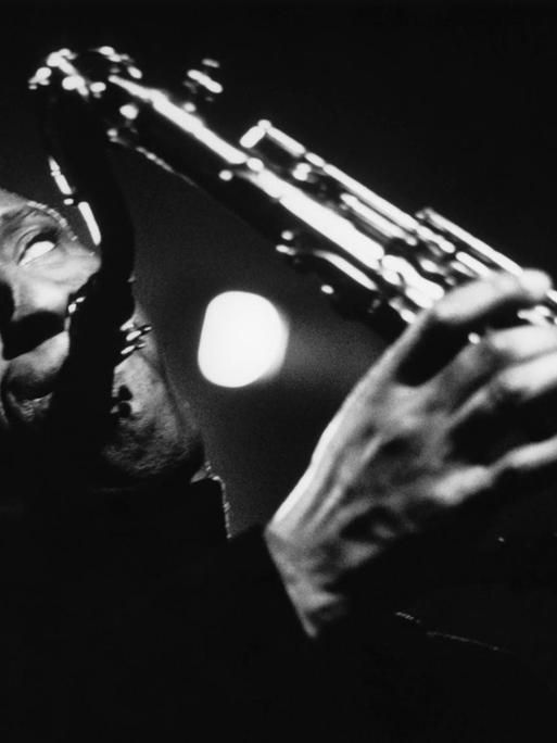 Sonny Rollins bei einem Auftritt mit seinem Saxophon.