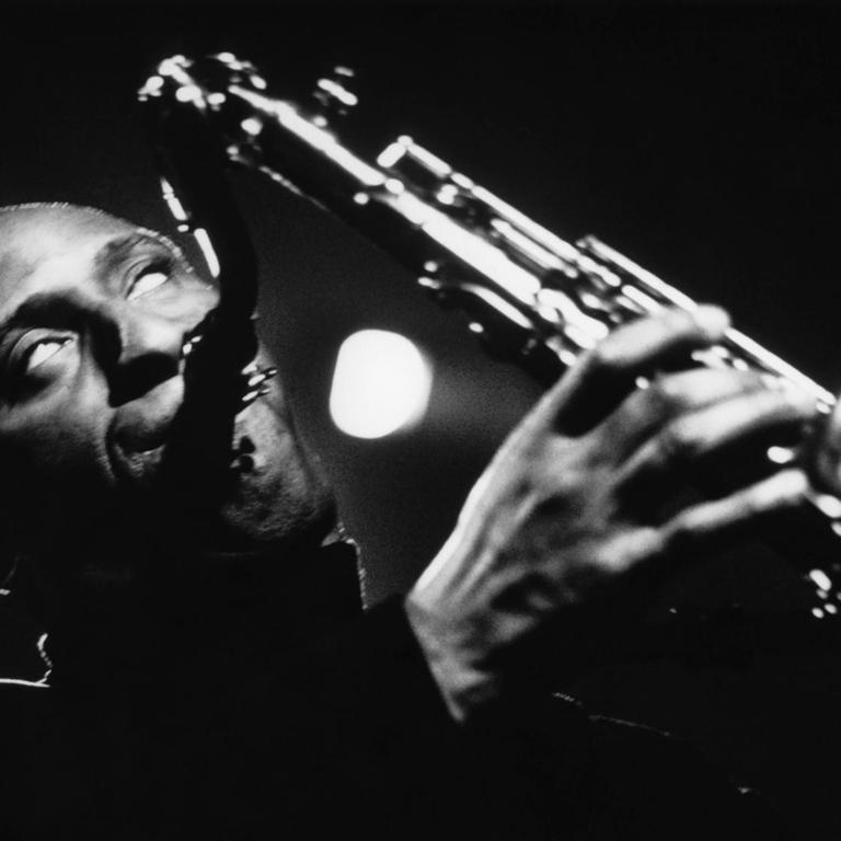 Sonny Rollins bei einem Auftritt mit seinem Saxophon.