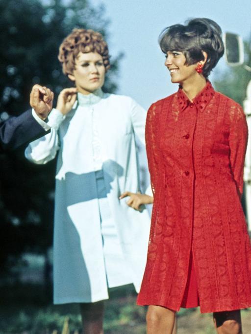 Modedesigner Heinz Bormann mit DDR-Models 1969 in Oberhof
