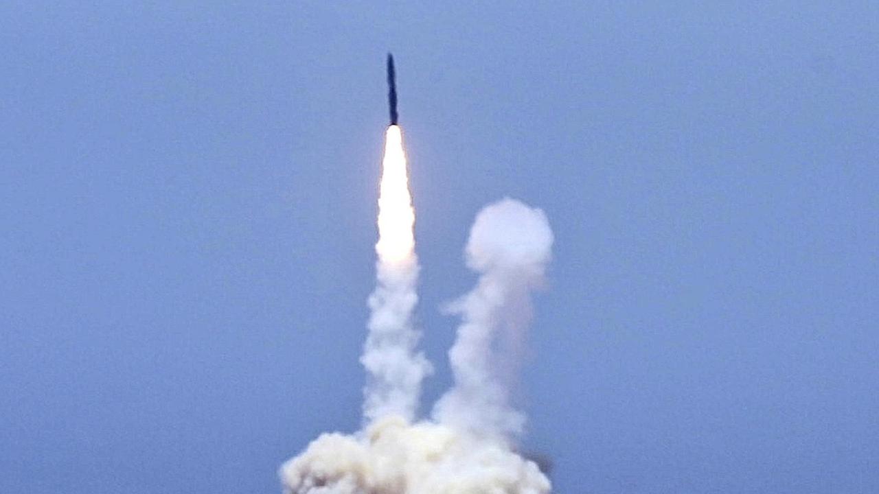 Eine Rakete steigt in den Himmel. Eine Rakete steigt in den Himmel.