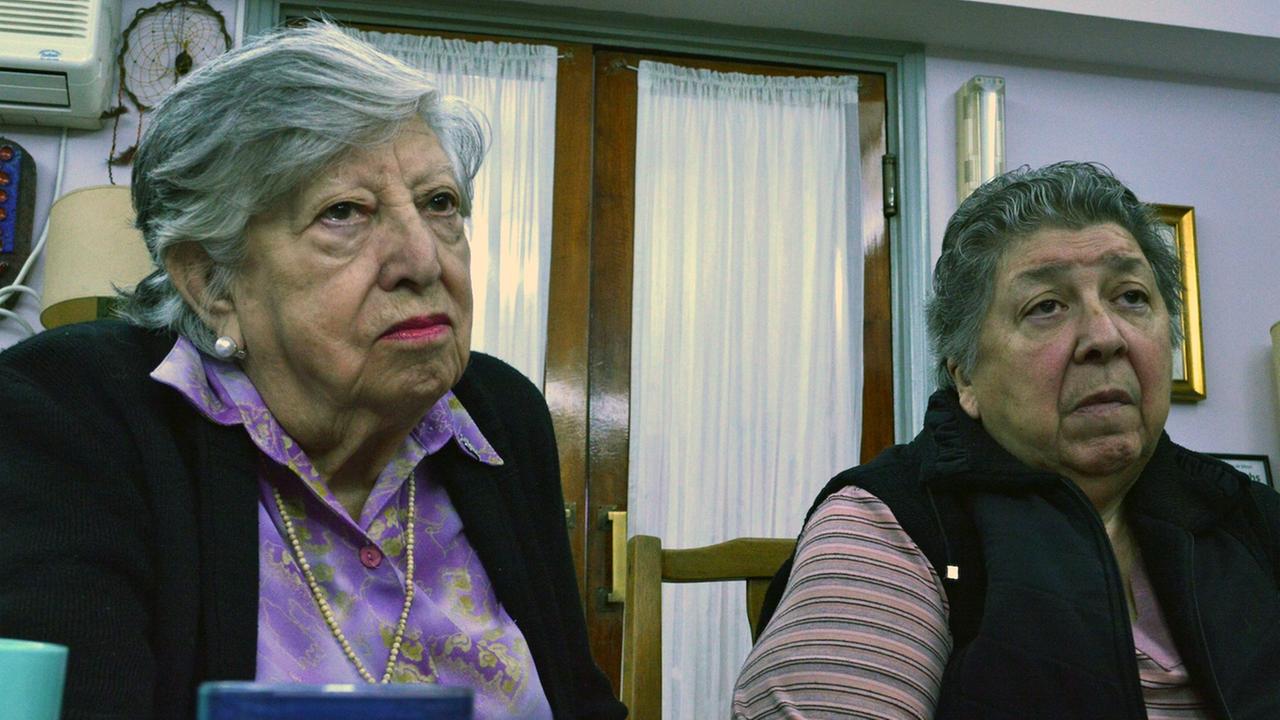 Elsa Pavon und Chicha Mariani suchen seit 40 Jahren nach ihren verschwundenen Kindern und Enkelkindern. In den Kirchenakten hoffen sie neue Hinweise zu finden. Noch sind diese aber nicht zugänglich.