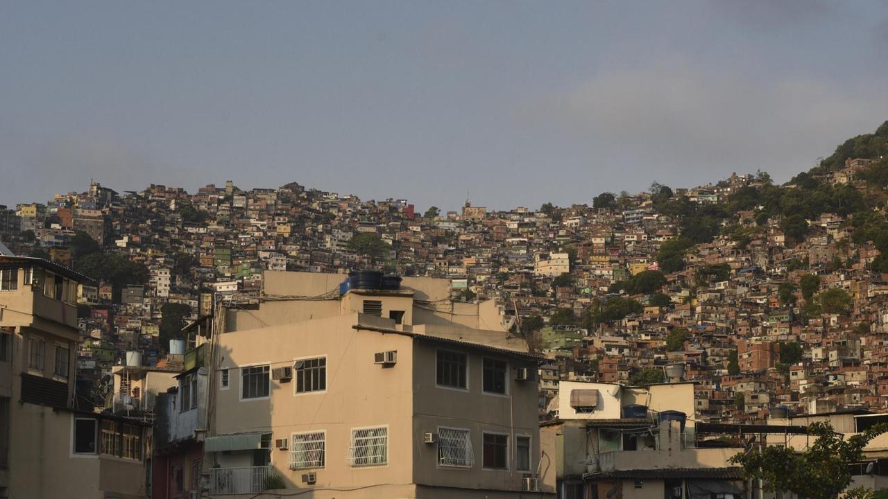 Blick auf die Favela Roçinha in Rio de Janeiro
