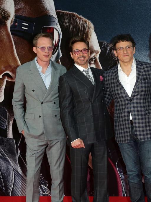 Die Schauspieler Paul Bettany, Robert Downey Jr., Regisseur Anthony Russo, sowie die Schauspieler Emily VanCamp und Daniel Brühl bei der Deutschlandpremiere ihres neuen Films: "The first Avenger: Civil War".