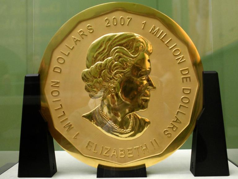 Die 100 Kilogramm schwere Goldmünze "big maple leaf " im Bode-Museum in Berlin.
