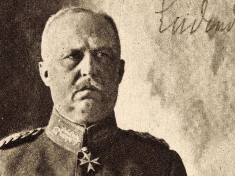 Offizielles Porträt von Generalfeldmarschall Erich Friedrich Wilhelm Ludendorff in typischer Uniform.