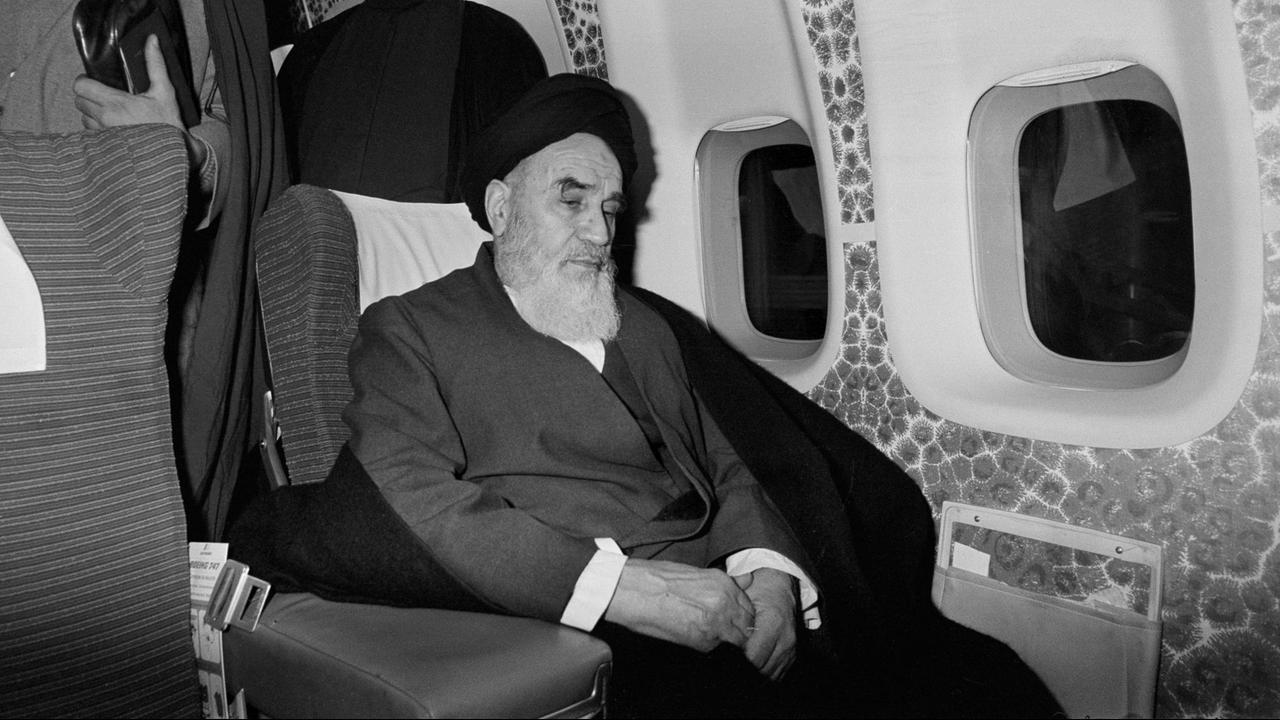 Ayatollah Ruhollah Khomeini sitzt am 1. Februar 1979 im Flugzeug von Paris nach Iran
