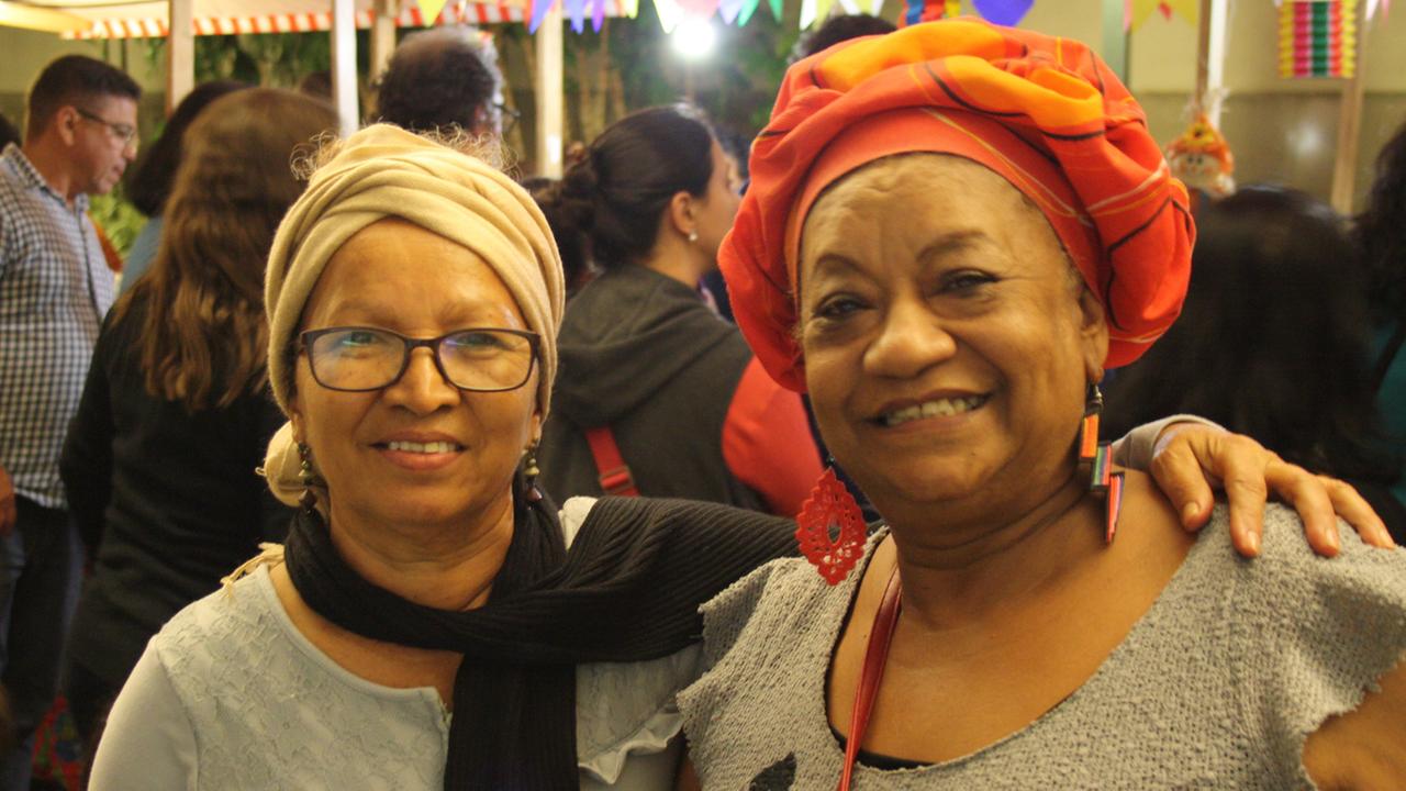 Juraci Vilela Gomes (links), Köchin aus der Favela Morro da Providencia, mit ihrer Freundin.