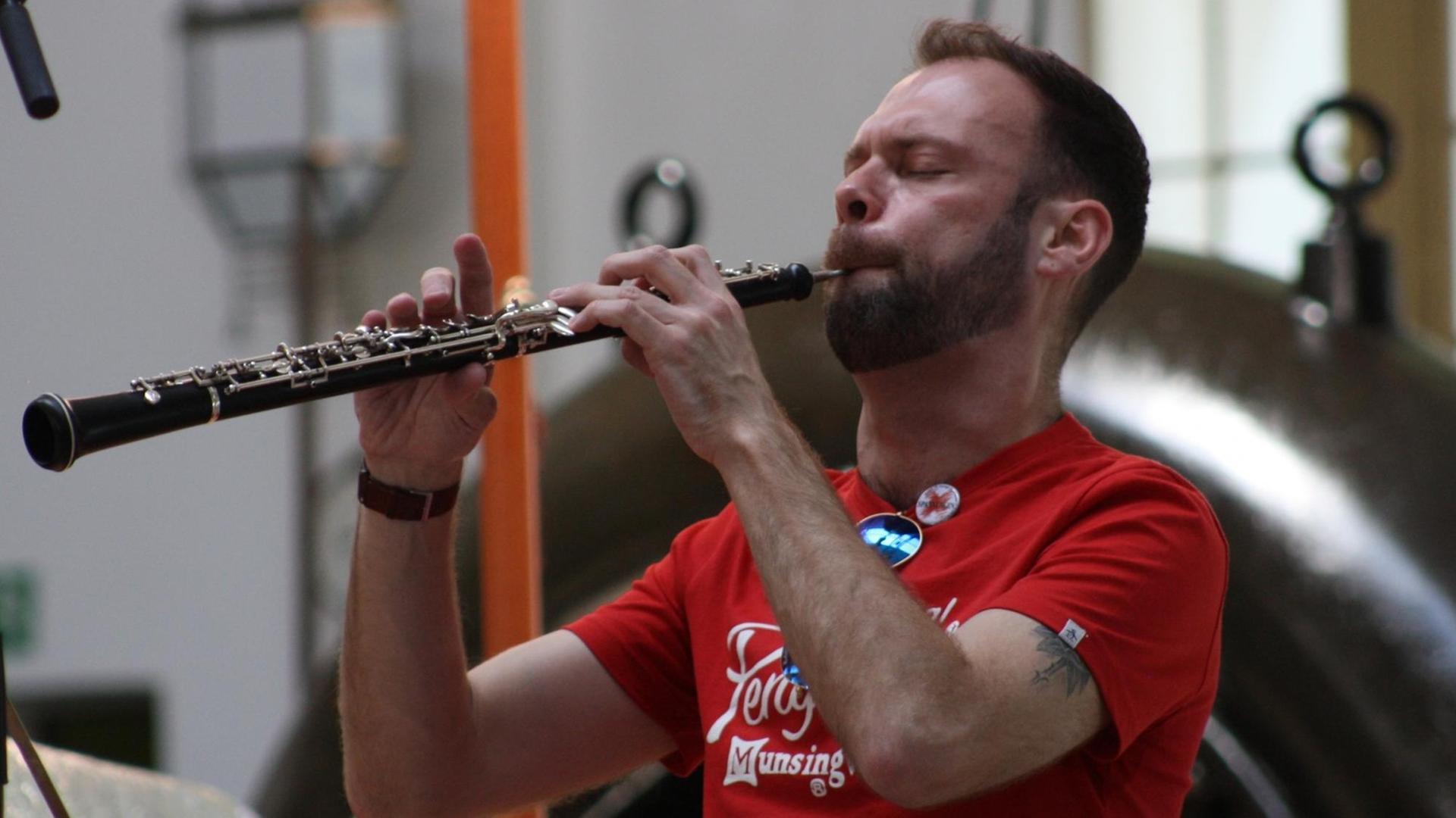 Der Oboist Steven Hudson probt beim Kammermusikfest Spannungen 2017
