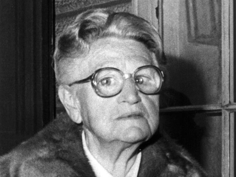 Dr. Elisabeth Selbert (1896 - 1986) in einer zeitgenössischen Aufnahme. Die als "Mutter des Grundgesetzes" bezeichnete SPD-Politikerin sorgte als Mitglied im Parlamentarischen Rat für die Verankerung des Gleichberechtigungs-Grundsatzes.