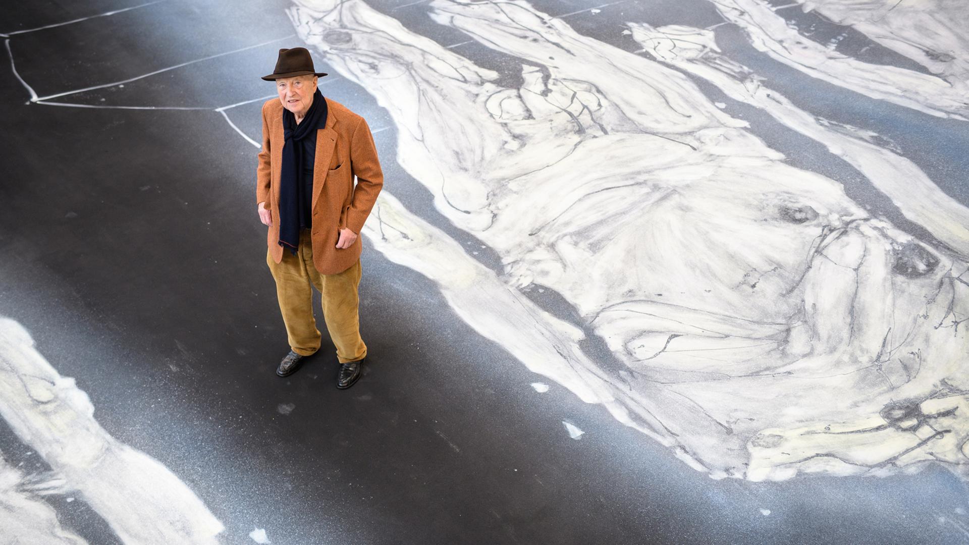 Der Künstler Georg Baselitz 2018 vor seinem Bühnenbild für "Parsifal"