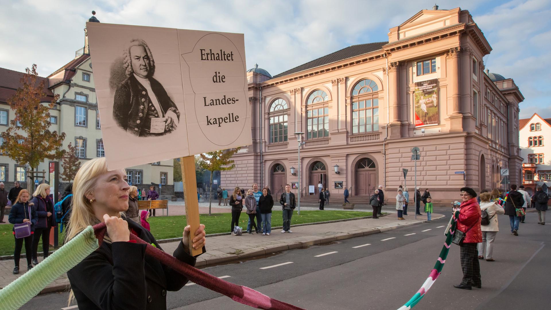 Demonstranten ziehen in Eisenach einen 630 Meter langen Schal um das Landestheater.
