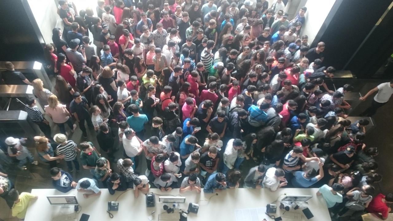 Tausende Jugendliche kommen täglich um 15:30 Uhr ins Tumo-Center in Jerewan. Von oben sieht man die Masse in die Eingangshalle strömen.