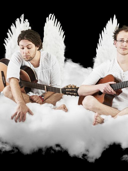 Das Duo als Engel verkleidet auf einer bauschigen, weißen Wolke sitzend