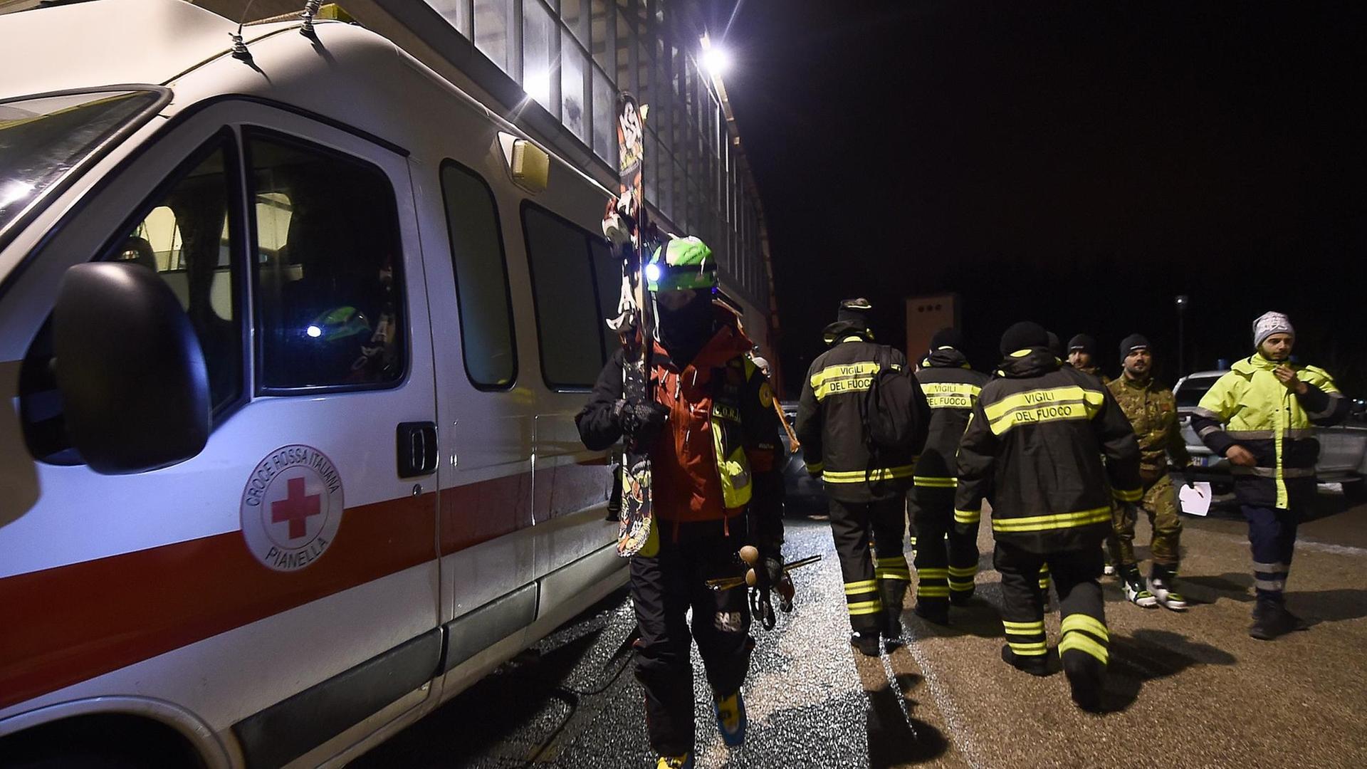 Rettungskräfte in Italien nach dem Lawinenunglück in den Abruzzen