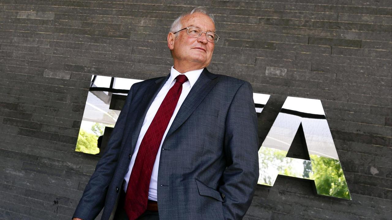 Hans-Joachim Eckert, der Vorsitzende der rechtsprechenden Kammer der FIFA-Ethikkommission, steht vor der FIFA-Zentrale.