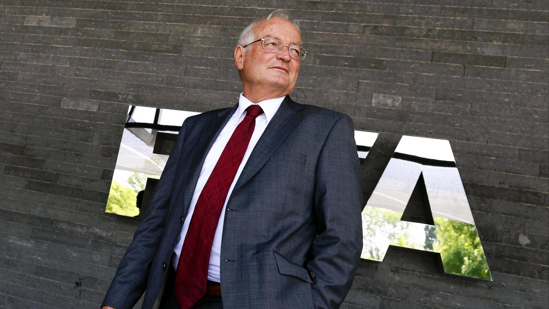 Hans-Joachim Eckert, der Vorsitzende der rechtsprechenden Kammer der FIFA-Ethikkommission, steht vor der FIFA-Zentrale.