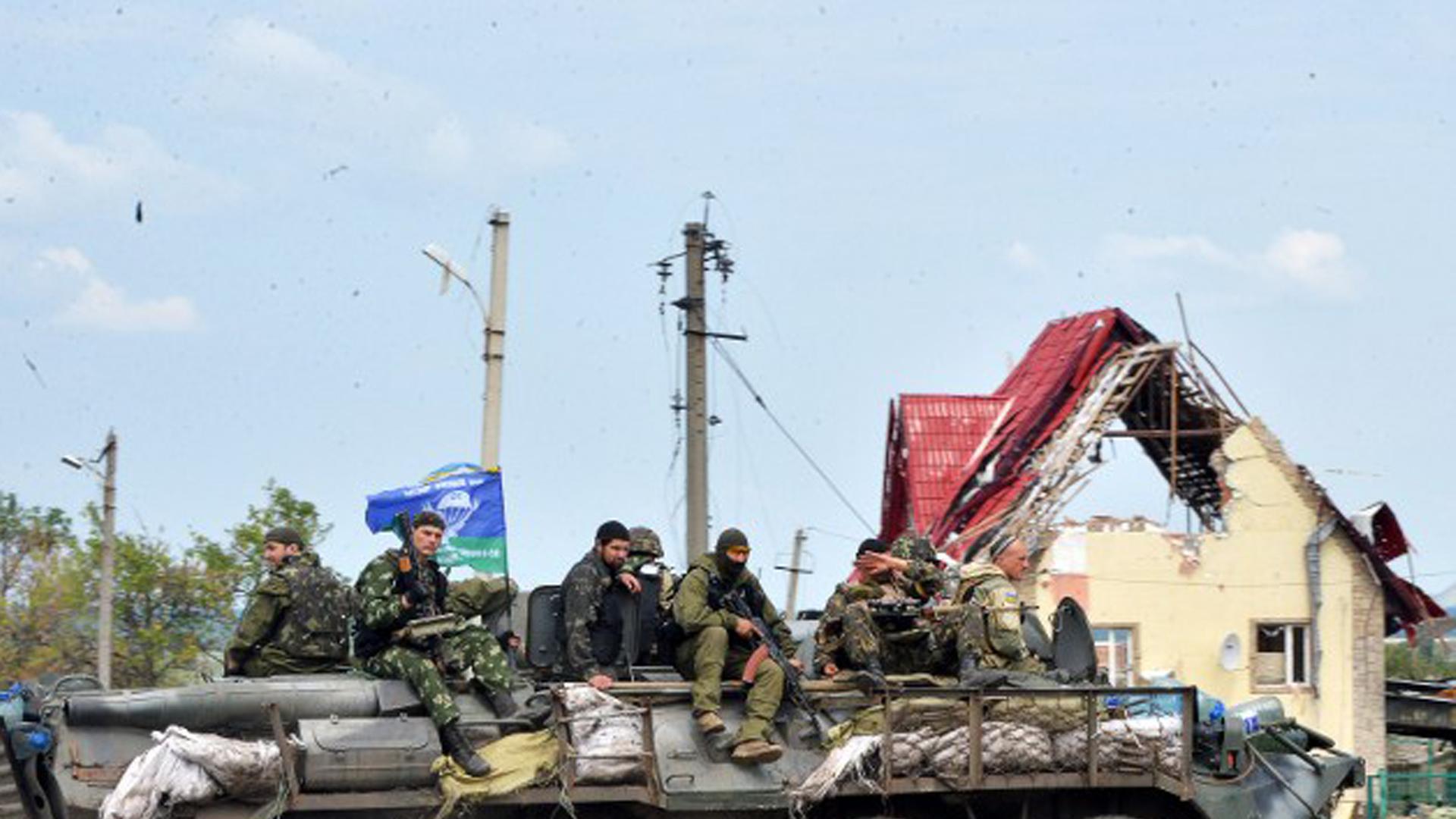 Ein gepanzertes Fahrzeug der ukrainischen Streitkräfte bei Slawjansk.