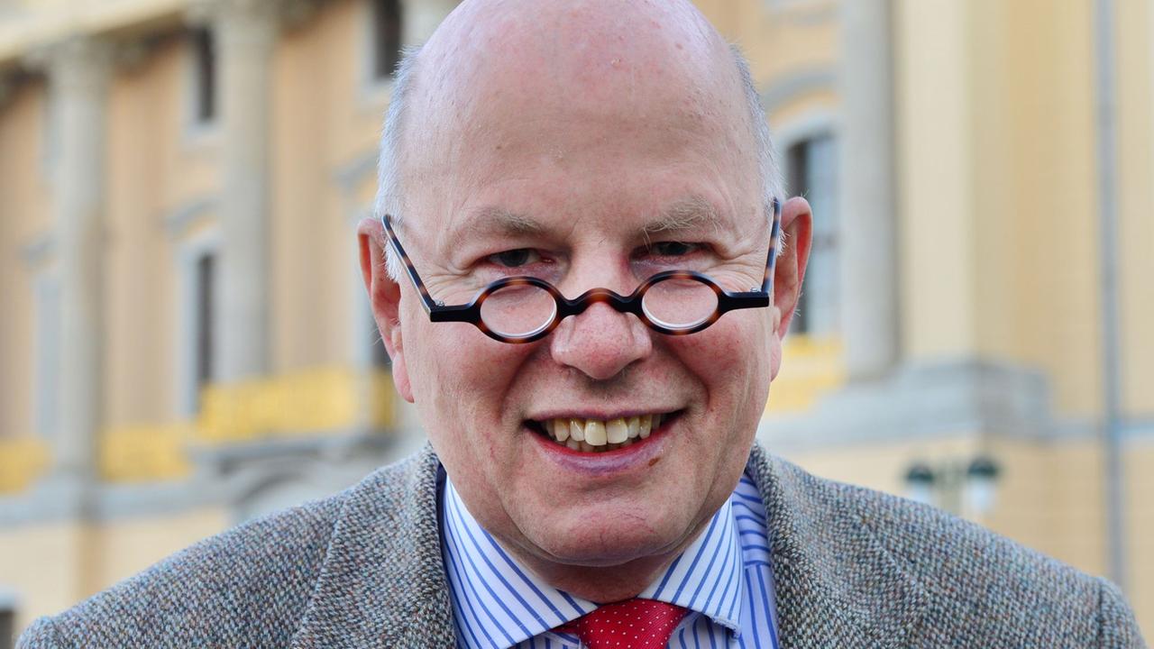 Der PrÃ¤sident der Hochschule fÃ¼r Musik Franz Liszt Weimar, Christoph StÃ¶lzl, steht am 06.02.2014 in Weimar (ThÃ¼ringen) vor dem FÃ¼rstenhaus, in dem sich die Musikhochschule befindet. StÃ¶lzl feiert am 17. Februar seinen 70. Geburtstag.