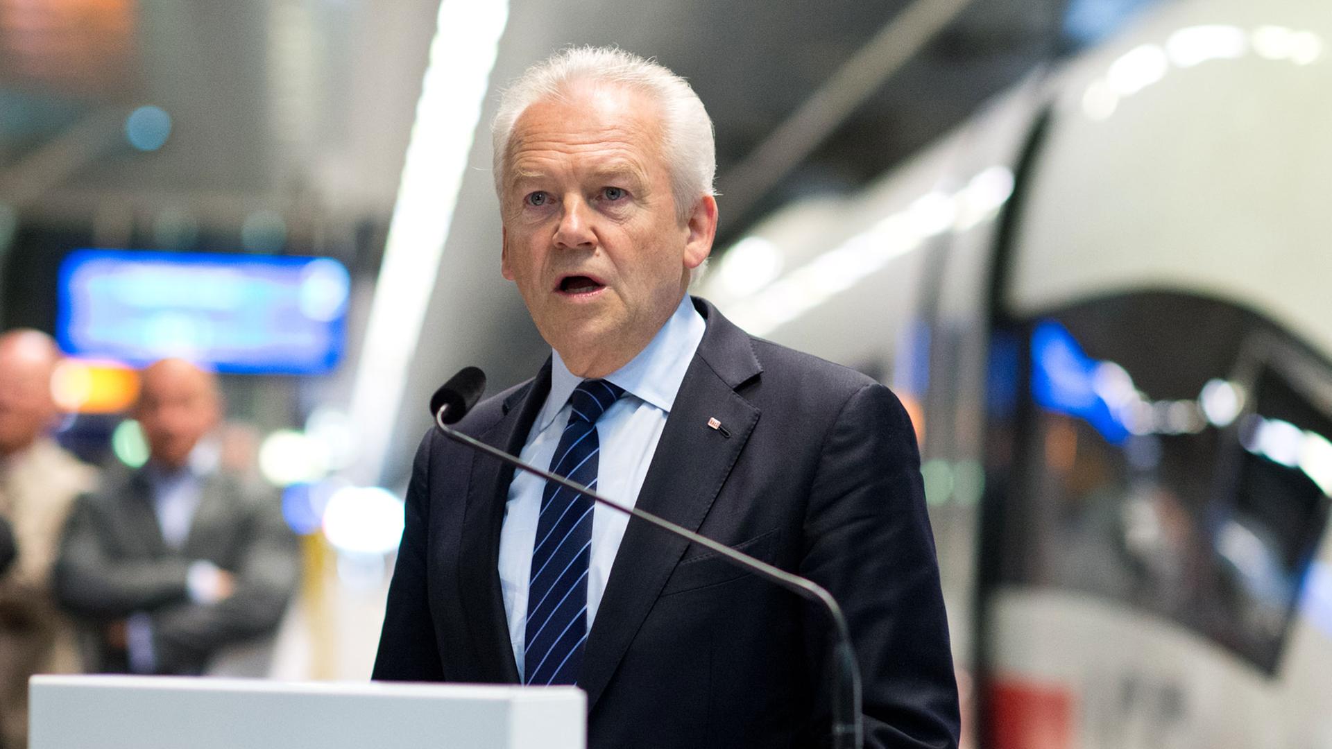 Rüdiger Grube, Vorstandsvorsitzender der Deutschen Bahn AG, im Berliner Hauptbahnhof vor einem neuen ICE 3.
