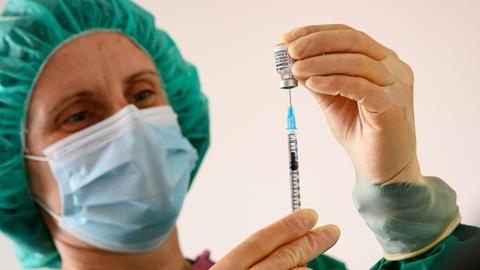 Bianka Gödicke, Pharmazeutisch-technische Assistenten (PTA) der Universitätsmedizin Göttingen (UMG), zieht bei der Betriebsimpfung der Sartorius AG eine Spritze mit dem Corona-Impfstoff von Biontech/Pfizer auf.