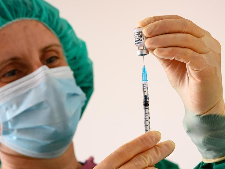 Bianka Gödicke, Pharmazeutisch-technische Assistenten (PTA) der Universitätsmedizin Göttingen (UMG), zieht bei der Betriebsimpfung der Sartorius AG eine Spritze mit dem Corona-Impfstoff von Biontech/Pfizer auf.