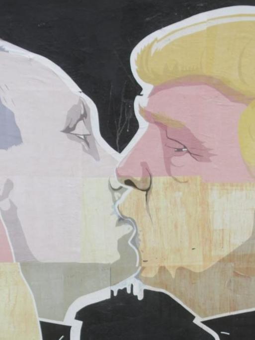 Mauer-Graffiti des Lithauischen Künstlers Mindaugas Bonanu eines Bruderkusses zwischen Trump und Putin am Restaurant Keule Ruke in Vilnius, Lithauen