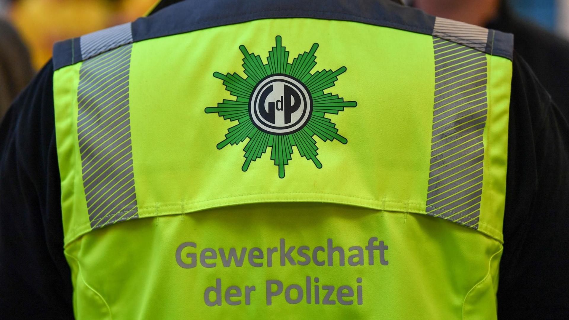 Das Logo der Gewerkschaft der Polizei auf einer Warnweste