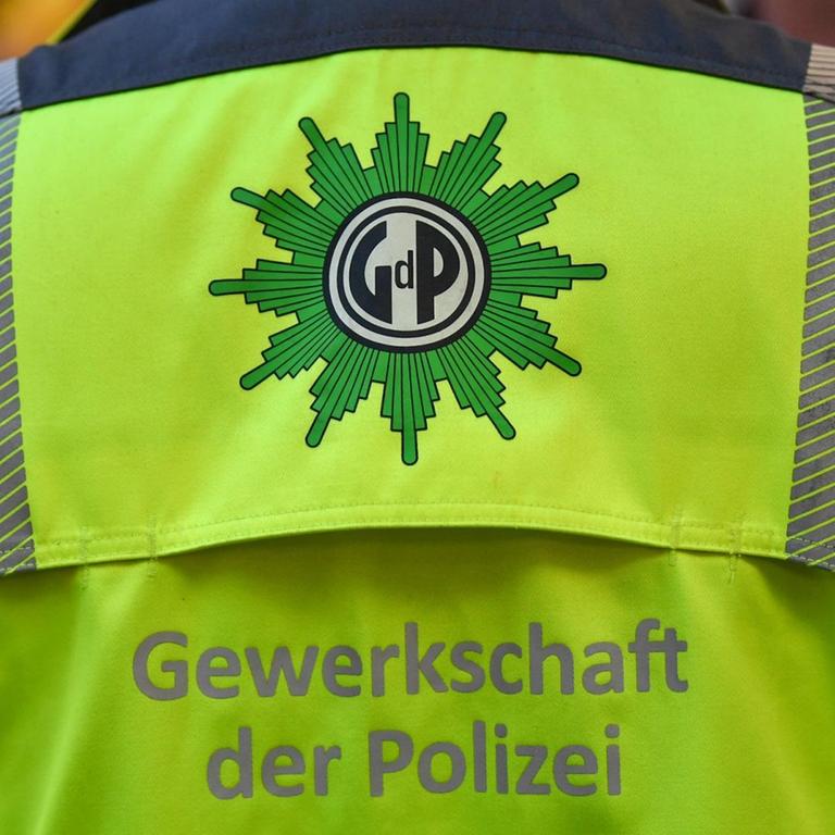 Das Logo der Gewerkschaft der Polizei auf einer Warnweste