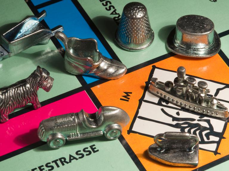 Die Spielfiguren des Monopoly-Spiels sind auf dem Spielbrett zu sehen.