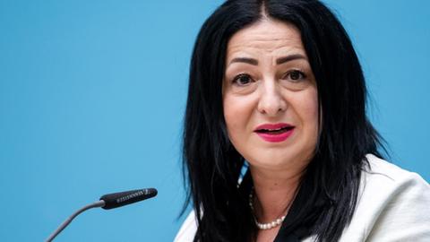 Die Berliner Gesundheitssenatorin Dilek Kalayci (SPD) spricht bei einer Pressekonferenz