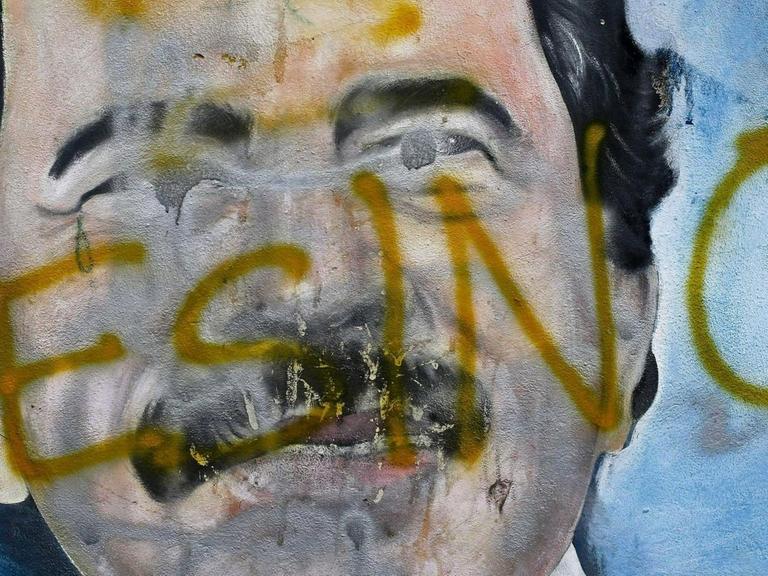"Asesino", "Mörder", wurde über ein Wandbild von Nicaraguas Präsident Daniel Ortega gesprüht.