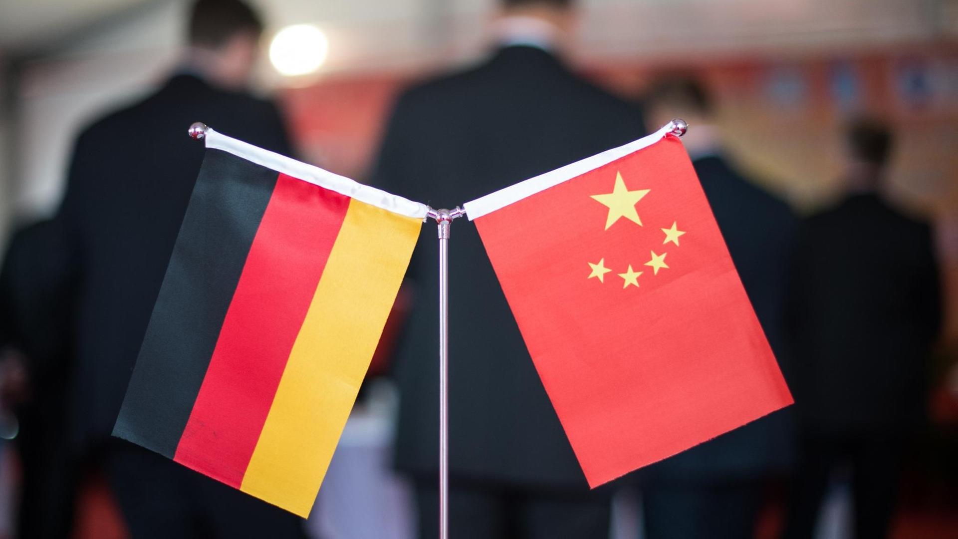 Flaggen von Deutschland und China