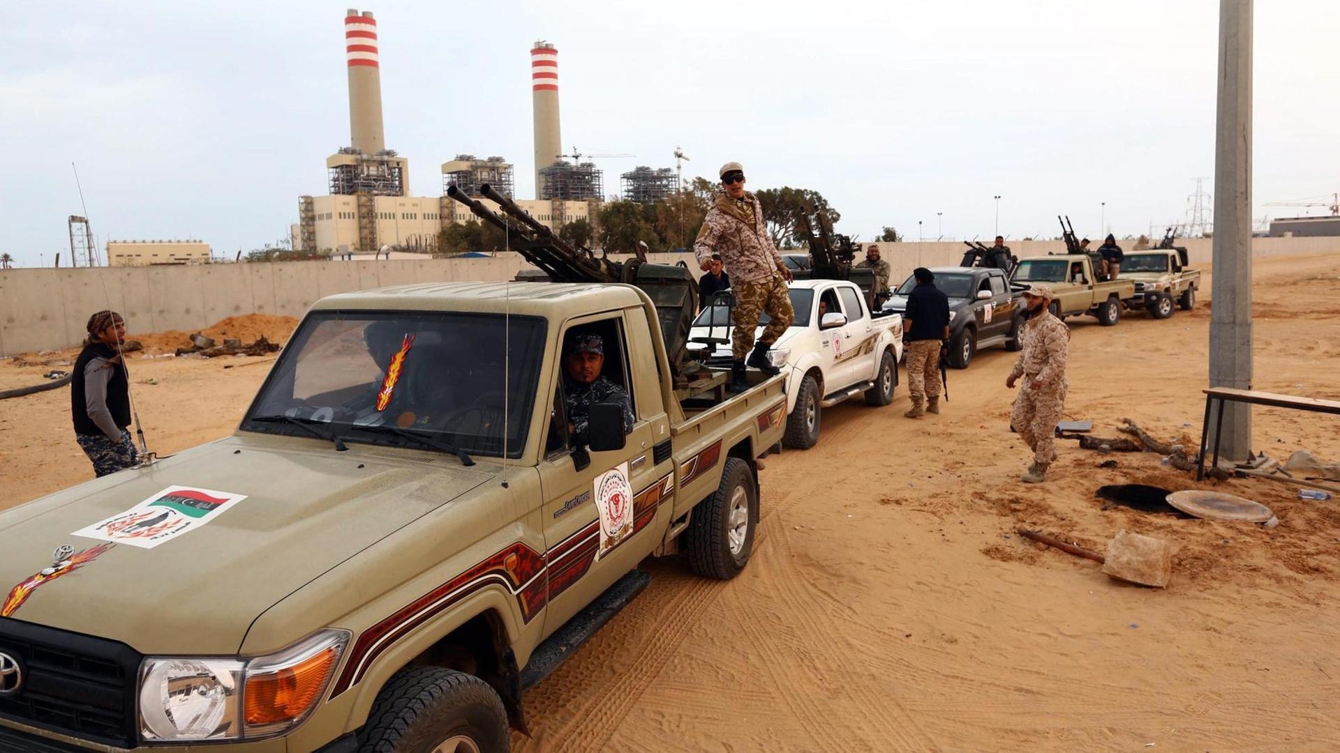 Außerhalb von Sirte bereiten sich Kämpfer des Allgemeinen Nationalkongresses auf einen Angriff auf die Terrormiliz IS vor.