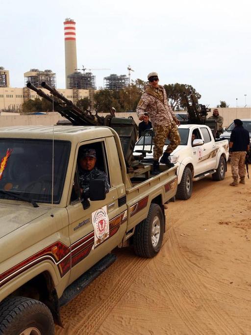 Außerhalb von Sirte bereiten sich Kämpfer des Allgemeinen Nationalkongresses auf einen Angriff auf die Terrormiliz IS vor.