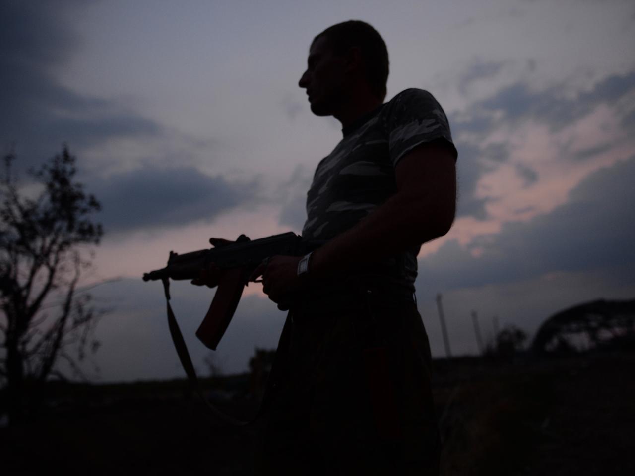Ein Milizionär der selbsternannten "Volksrepublik Lugansk" steht an einem Grenzübergang zu Russland.