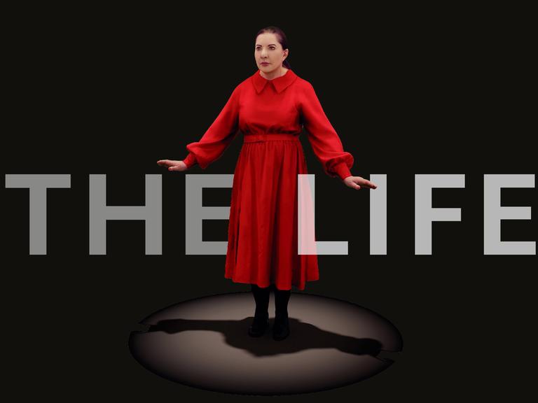 Marina Abramovic ist in ihrer Londoner Performance "The Life" nur mit Virtual-Reality-Brille zu sehen.