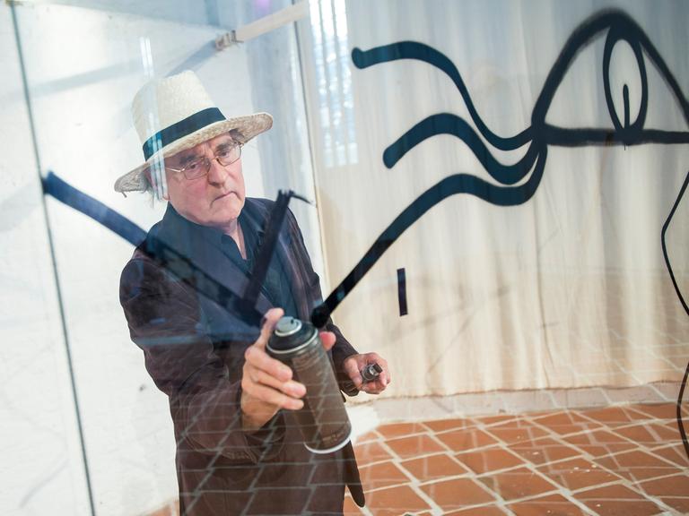 Der Graffiti-Künstler Harald Naegeli, auch bekannt als "Der Sprayer von Zürich" sprüht am 05.10.2014 auf einer Glasscheibe in der Kirche St. Petri zu Lübeck. Harald Naegeli besuchte Lübeck im Rahmen seiner Ausstellung "Die Urwolke" in der St. Petri Kirche.