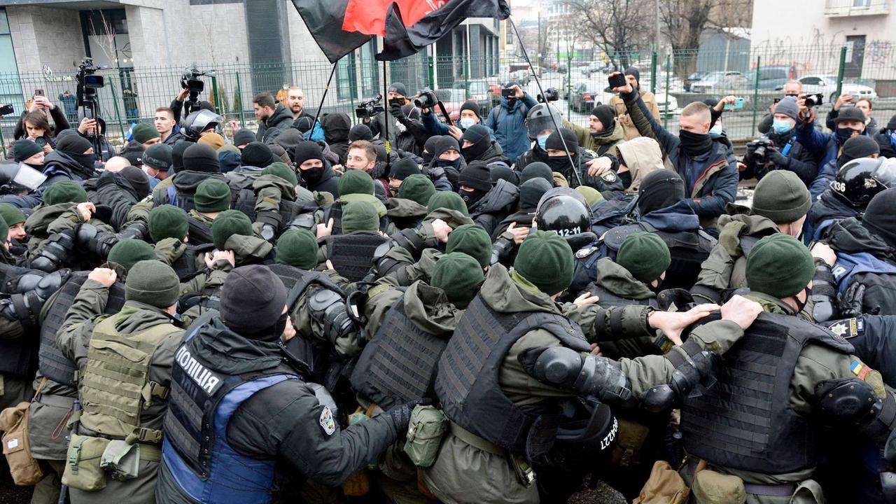 Aktivisten der ukrainischen Rechten demonstrieren vor dem nationalen Fernsehsender in Kiew. 4. Februar 2021.
