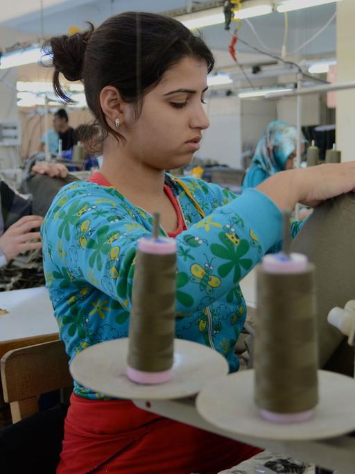 Arbeiter und Arbeiterinnen bei Gülen Tekstil in Izmir fertigen Hosen und Röcke für den deutschen Markt.
