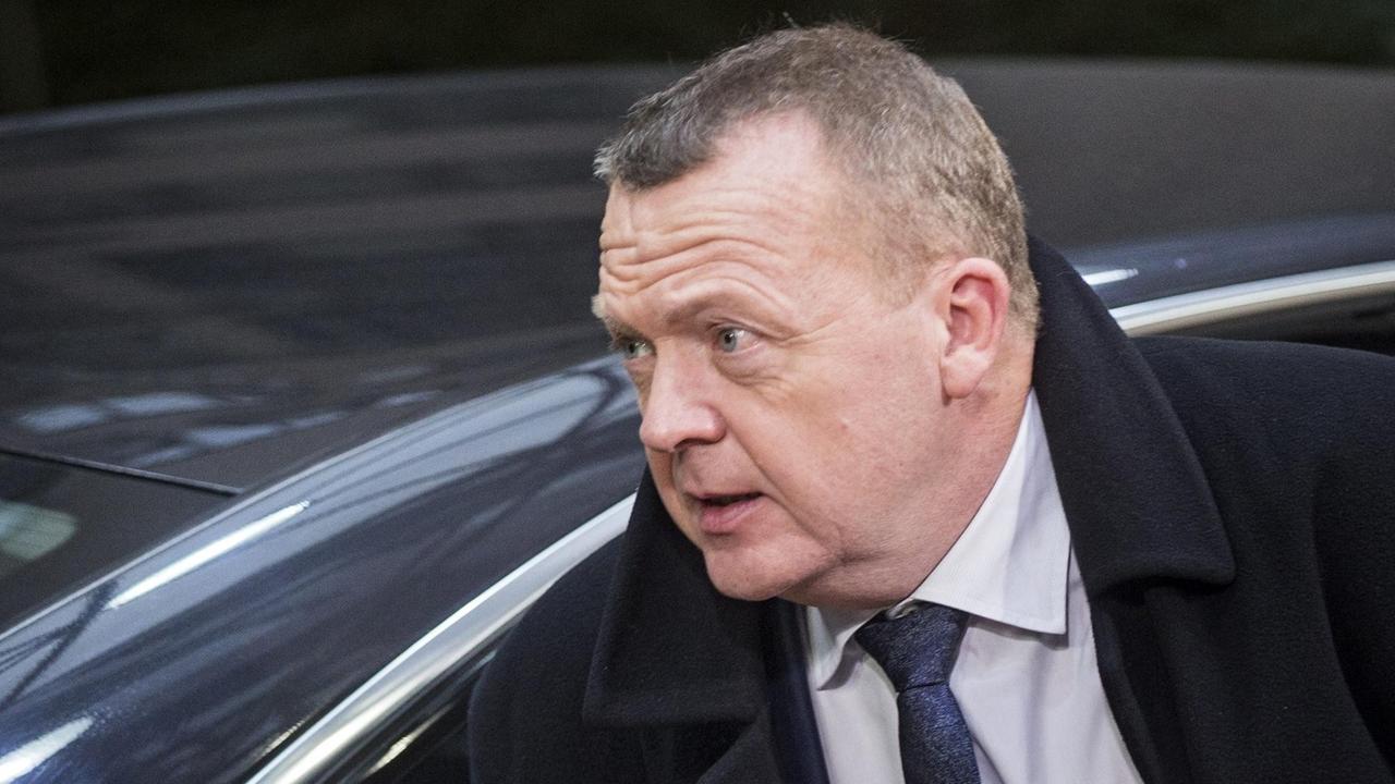 Der dänische Ministerpräsident Lars Loekke Rasmussen steigt aus einem Auto aus.