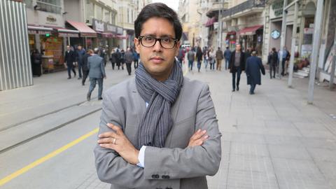 Der Journalist Hasnain Kazim in einer Fußgängerzone