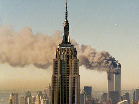 Das Archivbild vom 11. September 2001 zeigt die brennenden Türme des World Trade Centers hinter dem Empire State Building in Manhattan