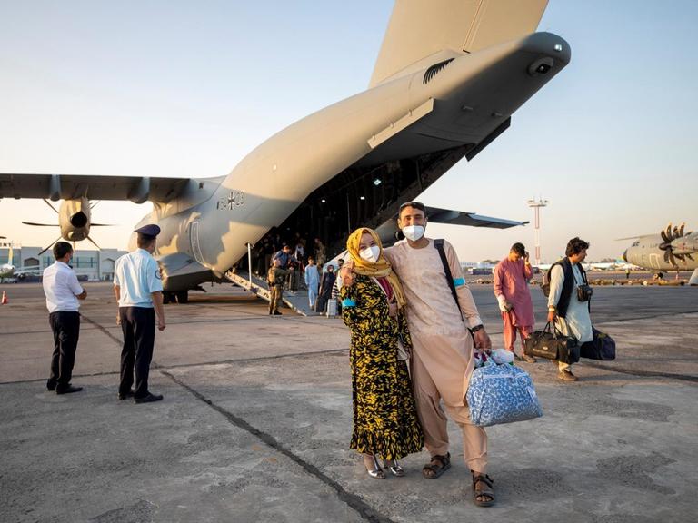 Dieses von der Bundeswehr am 17. August 2021 aufgenommene und zur Verfügung gestellte Foto zeigt Evakuierte aus Kabul, Afghanistan, bei der Ankunft auf dem Flughafen in Taschkent.