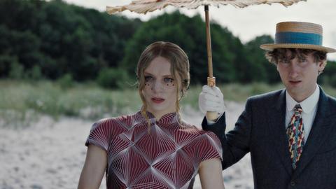 Lilith Stangenberg und Alexandra Herbst in einer Szene aus dem Film "Blutsauger".