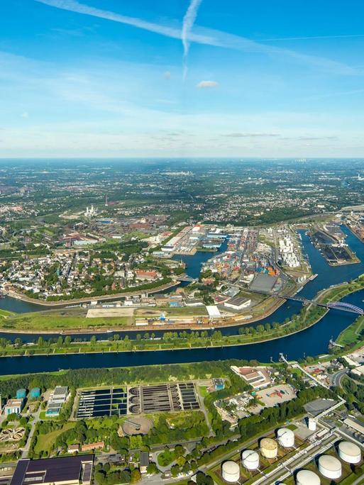 Duisburger Hafen, größter Binnenhafen in Europa.